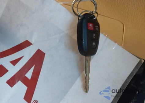 2016 Toyota Highlander Le Plus V6 z USA, uszkodzony, nr VIN 5TDBKRFHXGS255573